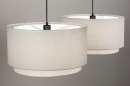 Foto 30861-5: Sfeervolle hanglamp voorzien van twee stoffen kappen in een witte kleur. 