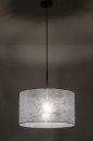 Foto 30866-2: Sfeervolle hanglamp voorzien van een stoffen, zilverkleurige kap.