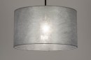 Foto 30866-3: Sfeervolle hanglamp voorzien van een stoffen, zilverkleurige kap.