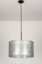 Foto 30866-5: Sfeervolle hanglamp voorzien van een stoffen, zilverkleurige kap.