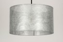 Foto 30866-6: Sfeervolle hanglamp voorzien van een stoffen, zilverkleurige kap.