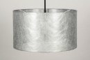 Foto 30866-7: Sfeervolle hanglamp voorzien van een stoffen, zilverkleurige kap.