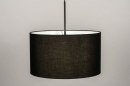 Foto 30868-3: Moderne hanglamp voorzien van een stoffen, zwarte kap.