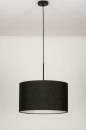 Foto 30868-4: Moderne hanglamp voorzien van een stoffen, zwarte kap.