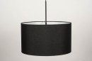 Foto 30868-6: Moderne hanglamp voorzien van een stoffen, zwarte kap.