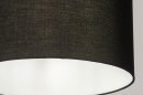 Foto 30868-7: Moderne hanglamp voorzien van een stoffen, zwarte kap.