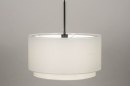 Foto 30870-3: Sfeervolle hanglamp voorzien van een stoffen kap in een witte kleur.