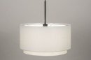 Foto 30870-3: Sfeervolle hanglamp voorzien van een stoffen kap in een witte kleur.