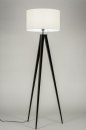 Foto 30879-3 vooraanzicht: Zwarte driepoot vloerlamp met witte lampenkap van stof