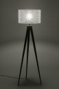 Foto 30888-11 vooraanzicht: Zwarte driepoot vloerlamp met zilveren lampenkap van stof