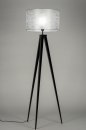 Foto 30888-3 vooraanzicht: Zwarte driepoot vloerlamp met zilveren lampenkap van stof