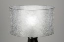 Foto 30888-5 detailfoto: Zwarte driepoot vloerlamp met zilveren lampenkap van stof