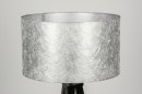 Foto 30888-6 detailfoto: Zwarte driepoot vloerlamp met zilveren lampenkap van stof