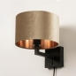 Foto 30909-19 niet_in_feed: Zwarte bedlamp met fluwelen lampenkap in taupe met schakelaar op de wandplaat