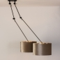 Foto 30925-4: Verstelbare dubbele hanglamp met twee taupe lampenkappen van fluweel met een koperkleurige binnenkant