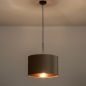 Foto 30933-2: Zwarte hanglamp met een taupe lampenkap van fluweel en een koperkleurige binnenkant