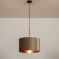 Foto 30933-3: Zwarte hanglamp met een taupe lampenkap van fluweel en een koperkleurige binnenkant