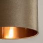 Foto 30933-8: Zwarte hanglamp met een taupe lampenkap van fluweel en een koperkleurige binnenkant