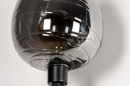 Foto 30936-7: Zwarte wandlamp met rookglas, snoer en schakelaar op wandplaat