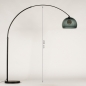 Foto 30950-24: Grote zwarte booglamp met retro bol in rookglas look