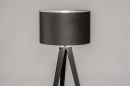 Foto 30961-4 vooraanzicht: Zwarte driepoot vloerlamp met grijze lampenkap van fluweel met zilverkleurige binnenkant
