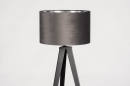Foto 30961-6 vooraanzicht: Zwarte driepoot vloerlamp met grijze lampenkap van fluweel met zilverkleurige binnenkant