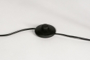 Foto 30961-9 detailfoto: Zwarte driepoot vloerlamp met grijze lampenkap van fluweel met zilverkleurige binnenkant