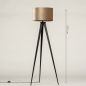 Foto 30962-1 maatindicatie: Sfeervolle vloerlamp / Tripod lamp in een trendy kleurencombinatie; mat zwart - taupe - champagne / koper, geschikt voor led verlichting.