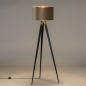 Foto 30962-2 vooraanzicht: Sfeervolle vloerlamp / Tripod lamp in een trendy kleurencombinatie; mat zwart - taupe - champagne / koper, geschikt voor led verlichting.