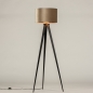 Foto 30962-3 vooraanzicht: Sfeervolle vloerlamp / Tripod lamp in een trendy kleurencombinatie; mat zwart - taupe - champagne / koper, geschikt voor led verlichting.