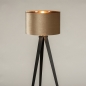 Foto 30962-4 vooraanzicht: Sfeervolle vloerlamp / Tripod lamp in een trendy kleurencombinatie; mat zwart - taupe - champagne / koper, geschikt voor led verlichting.