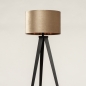 Foto 30962-6 vooraanzicht: Sfeervolle vloerlamp / Tripod lamp in een trendy kleurencombinatie; mat zwart - taupe - champagne / koper, geschikt voor led verlichting.