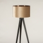 Foto 30962-7 vooraanzicht: Sfeervolle vloerlamp / Tripod lamp in een trendy kleurencombinatie; mat zwart - taupe - champagne / koper, geschikt voor led verlichting.