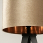 Foto 30962-9 detailfoto: Sfeervolle vloerlamp / Tripod lamp in een trendy kleurencombinatie; mat zwart - taupe - champagne / koper, geschikt voor led verlichting.