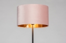 Foto 30967-2 detailfoto: Sfeervolle vloerlamp voorzien van een roze kap in zachte uitstraling, geschikt voor led.