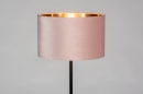 Foto 30967-3 detailfoto: Sfeervolle vloerlamp voorzien van een roze kap in zachte uitstraling, geschikt voor led.