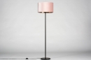 Foto 30967-4 vooraanzicht: Sfeervolle vloerlamp voorzien van een roze kap in zachte uitstraling, geschikt voor led.