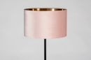 Foto 30967-5 detailfoto: Sfeervolle vloerlamp voorzien van een roze kap in zachte uitstraling, geschikt voor led.