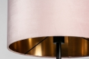 Foto 30967-7 detailfoto: Sfeervolle vloerlamp voorzien van een roze kap in zachte uitstraling, geschikt voor led.