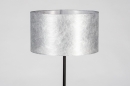 Foto 30971-4 detailfoto: Sfeervolle vloerlamp voorzien van een zilverkleurige kap, geschikt voor led verlichting. 