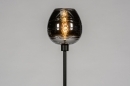 Foto 30972-1: Zwarte staande lamp met rookglas 