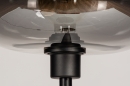 Foto 31012-4 detailfoto: Moderne zwarte vloerlamp voorzien van een rookglas in tulbandvorm.