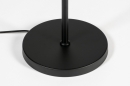Foto 31012-5 detailfoto: Moderne zwarte vloerlamp voorzien van een rookglas in tulbandvorm.