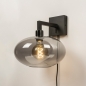 Foto 31017-12 schuinaanzicht: Moderne zwarte wandlamp voorzien van een rookglazen kap, geschikt voor led verlichting.
