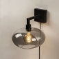 Foto 31017-14 schuinaanzicht: Moderne zwarte wandlamp voorzien van een rookglazen kap, geschikt voor led verlichting.