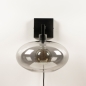 Foto 31017-16 vooraanzicht: Moderne zwarte wandlamp voorzien van een rookglazen kap, geschikt voor led verlichting.