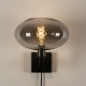 Foto 31017-19 vooraanzicht: Moderne zwarte wandlamp voorzien van een rookglazen kap, geschikt voor led verlichting.
