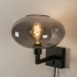 Foto 31017-20 schuinaanzicht: Moderne zwarte wandlamp voorzien van een rookglazen kap, geschikt voor led verlichting.