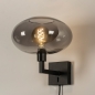 Foto 31017-21 schuinaanzicht: Moderne zwarte wandlamp voorzien van een rookglazen kap, geschikt voor led verlichting.