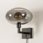 Foto 31017-22 schuinaanzicht: Moderne zwarte wandlamp voorzien van een rookglazen kap, geschikt voor led verlichting.